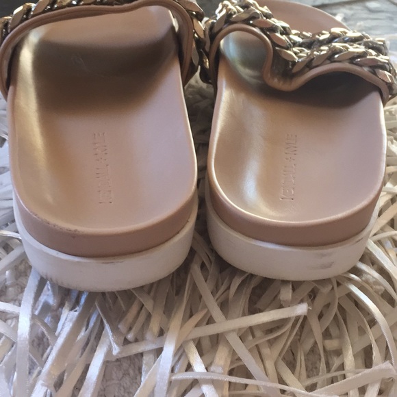 Kendall and Kylie chain Slides - Picture 7 of 8